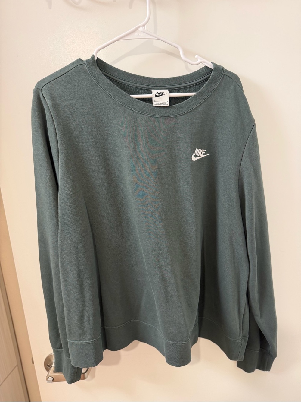 Nike Women’s Cropped Crewneck Sweatshirt in Sage Green